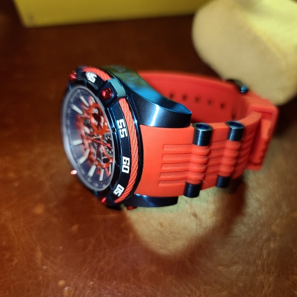 SPIDERMAN  INVICTA  WATCH - Picture 3 of 4